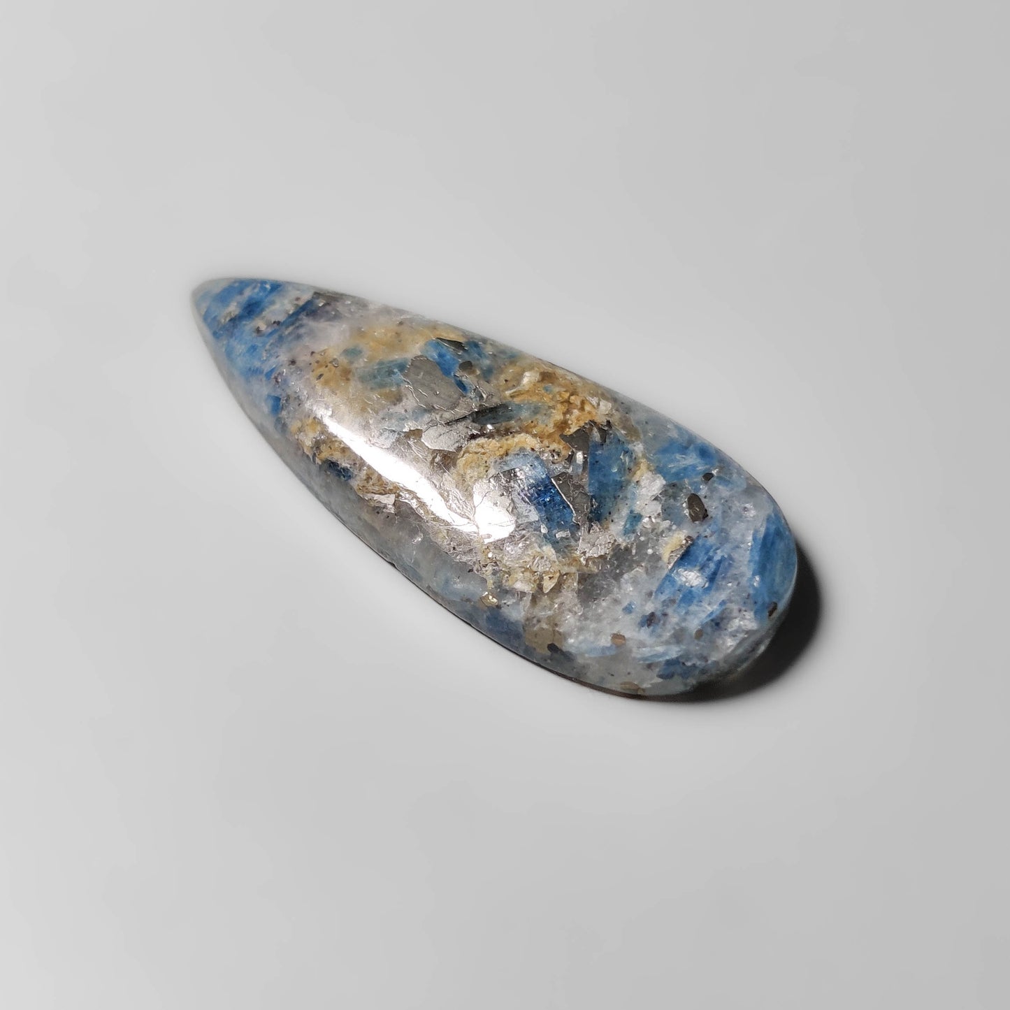 Kyanite|Pyrite