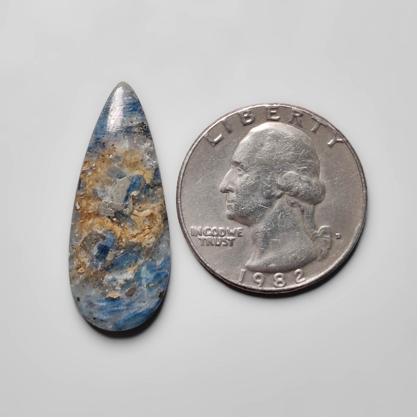 Kyanite|Pyrite
