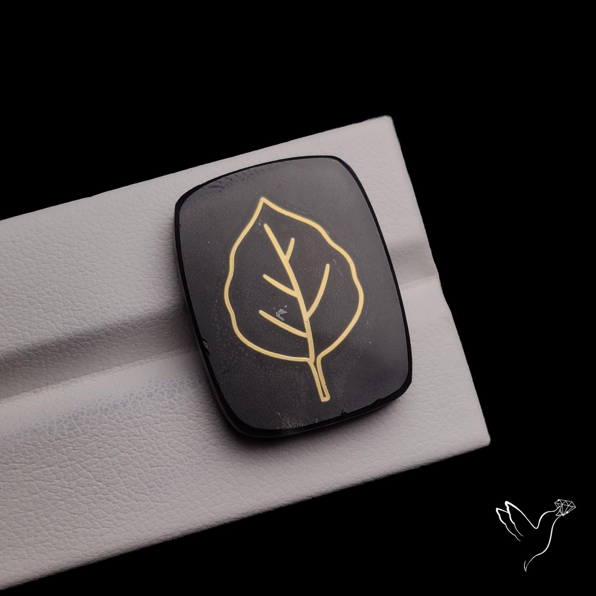 Gilded Metal Inlay in Onyx Doublet Leaf