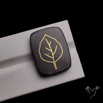 Gilded Metal Inlay in Onyx Doublet Leaf