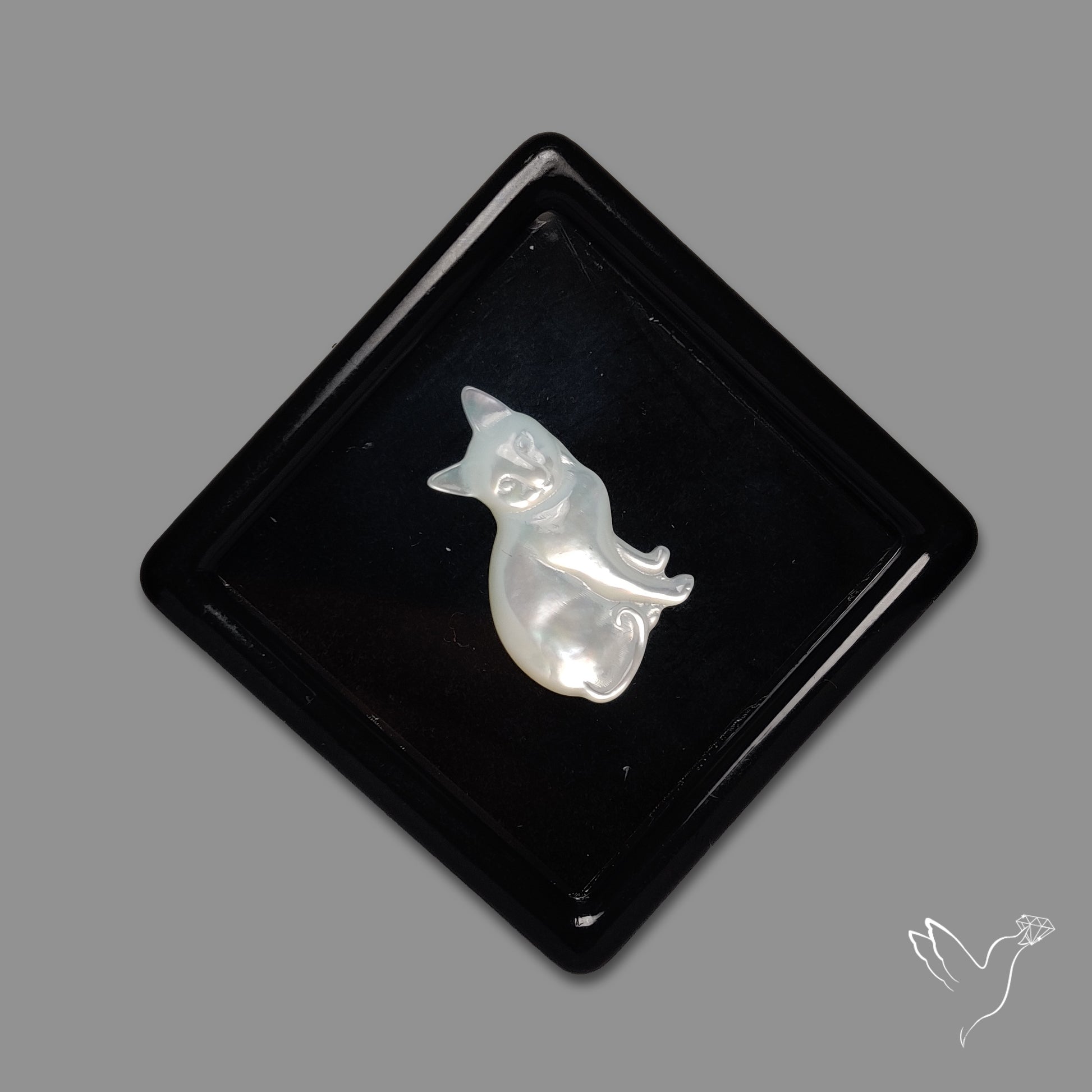 Mother Of Pearl Sitting Cat Carving