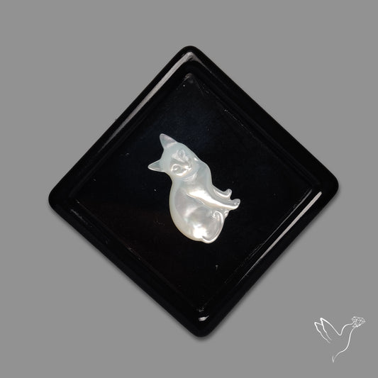 Mother Of Pearl Sitting Cat Carving